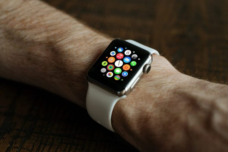 Apple Stock Faces Challenges Amid AI Boom and Legal Pressures